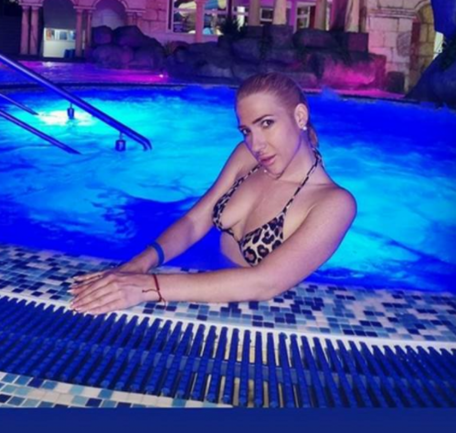 BOGATI MUŠKARAC JE SAMO BONUS! Jovana Jeremić uživa na moru bez supruga i otkriva da li će voditi Zadrugu 5