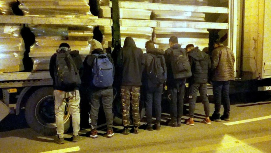 POLICIJA GA JE UHAPSILA Mladić u kombiju pokušao da preveze 40 migranata