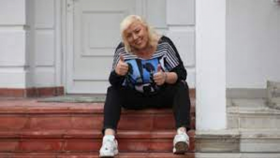 SKANDAL NA PUMPI! Zorica Marković morala da ostavi automobil i ode peške, pevačica nije mogla da sakrije bes