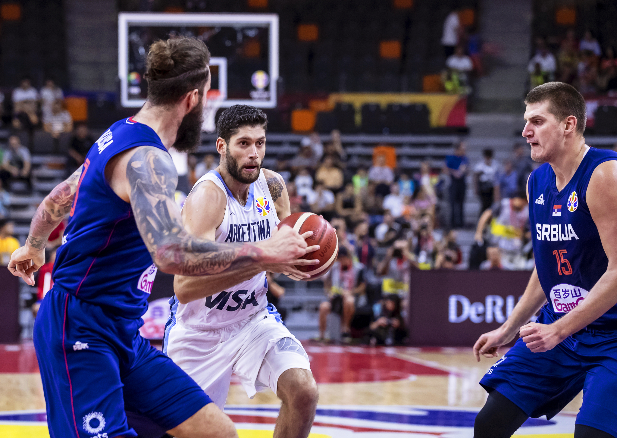 SKANDAL U ŠIPOVU! PIJANI POLICAJAC POTEGAO PIŠTOLJ NA RADULJICU! Košarkaš odbio da se slika, a onda je nastao haos!