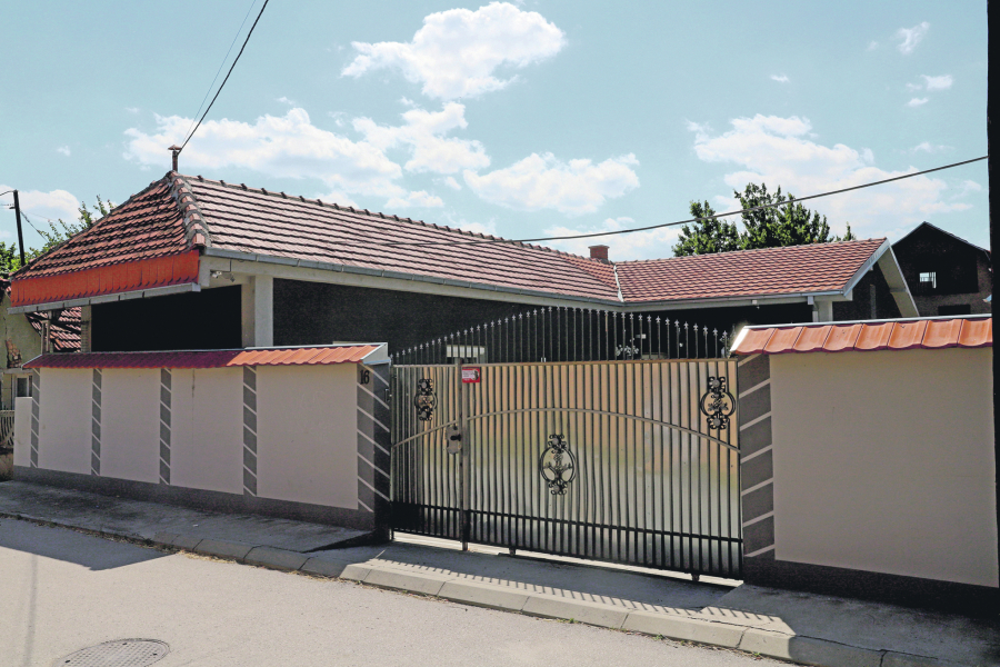 PRODAJU KUĆU DA VRATE MILJANINE DUGOVE Marija izbacila ćerku iz dvorišta!