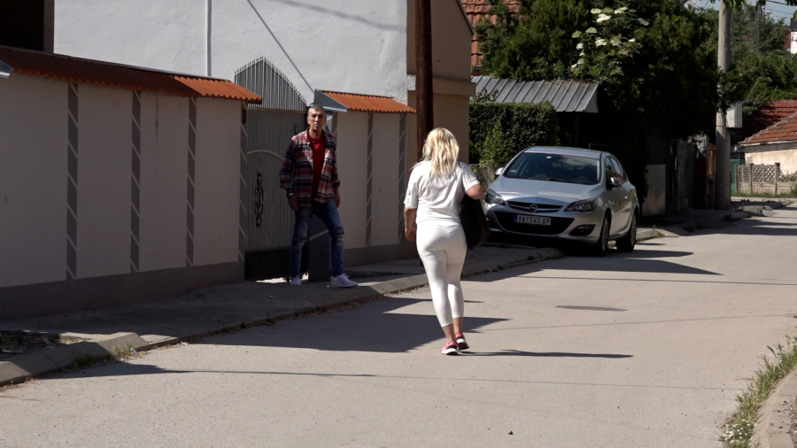 ŠOKANTAN VIDEO Marija Kulić napala ekipu Alo, urlala, pljuvala, a onda je izleteo njen muž i uzeo kamen (VIDEO)