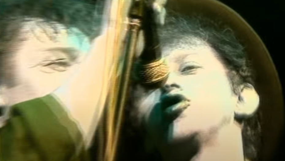 Strašna  sudbina se krije iza pesme "Tu noć kad si se udavala": Kada ga je ugledala na vratima, presudila je sebi!