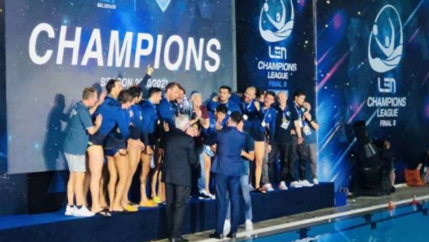 DOKAZALI SMO DA SMO ZEMLJA SPORTA I NAJBOLJIH DOMAĆINA Ministar Udovičić predao pehar pobedniku Lige šampiona u vaterpolu! (FOTO)