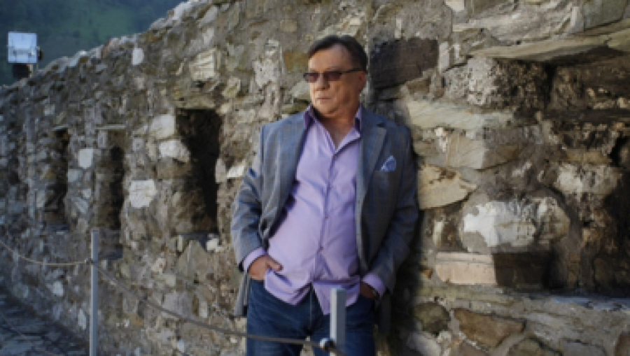 U KAFANI JE NAJBOLJI PROVOD S VUKOM KOSTIĆEM! Evo koju pesmu muzičari uvek moraju da mu sviraju, kolege otkrivaju da je glumac galantan pri kićenju (FOTO)