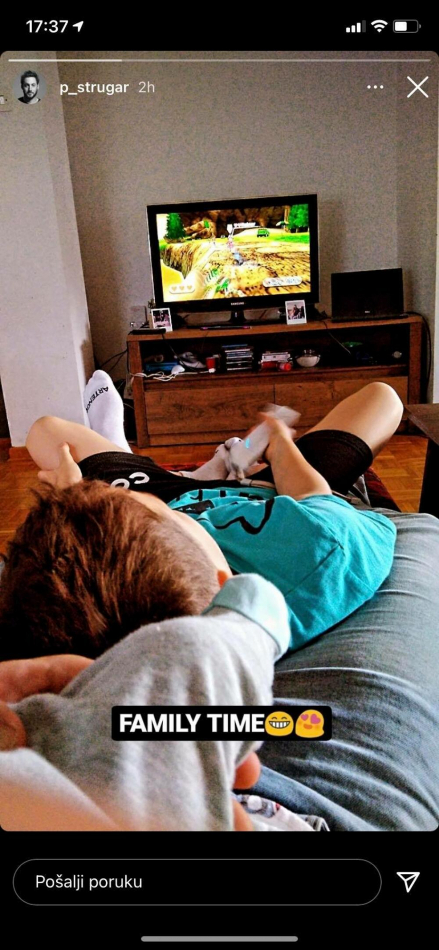 GLUMAC OBJAVIO PRVU FOTOGRAFIJU NASLEDNIKA Petar Strugar se slikao sa sinovima, ovaj prizor je prava sreća! (FOTO)