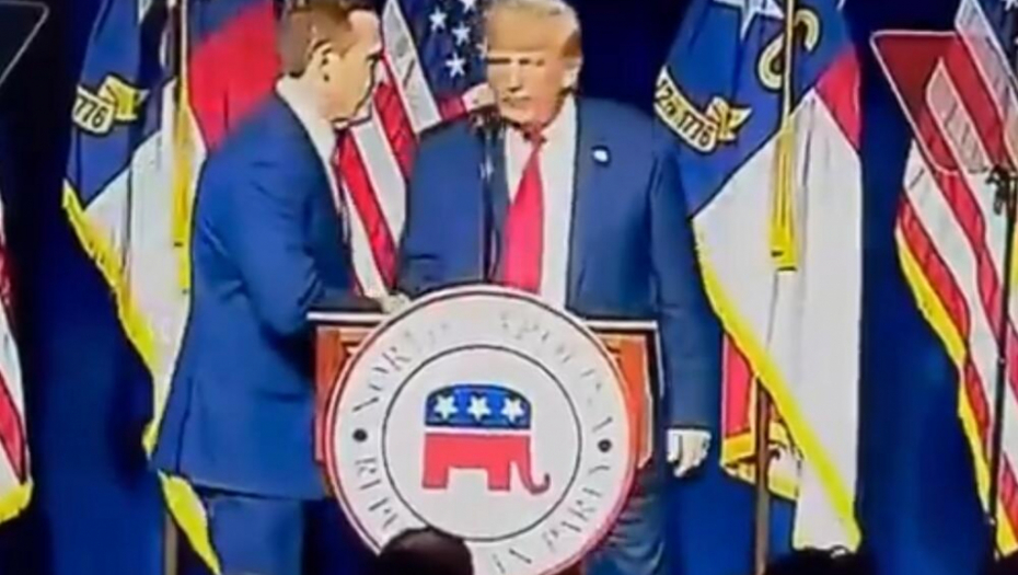 DA LI OVO POSTAJE MODNI HIT: Donald Tramp došao na konferenciju sa naopako obučenim pantalonama! (VIDEO)