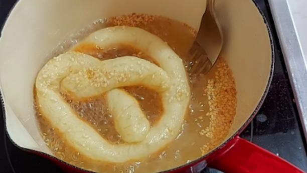 Probajte obavezno! Fantastičan recept – pereca uštipci za 10 min (VIDEO)