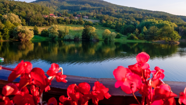 ODMOR ZA DUŠU I TELO Srpsko jezero idealna destinacija gde ćete provesti najlepše leto! (FOTO)