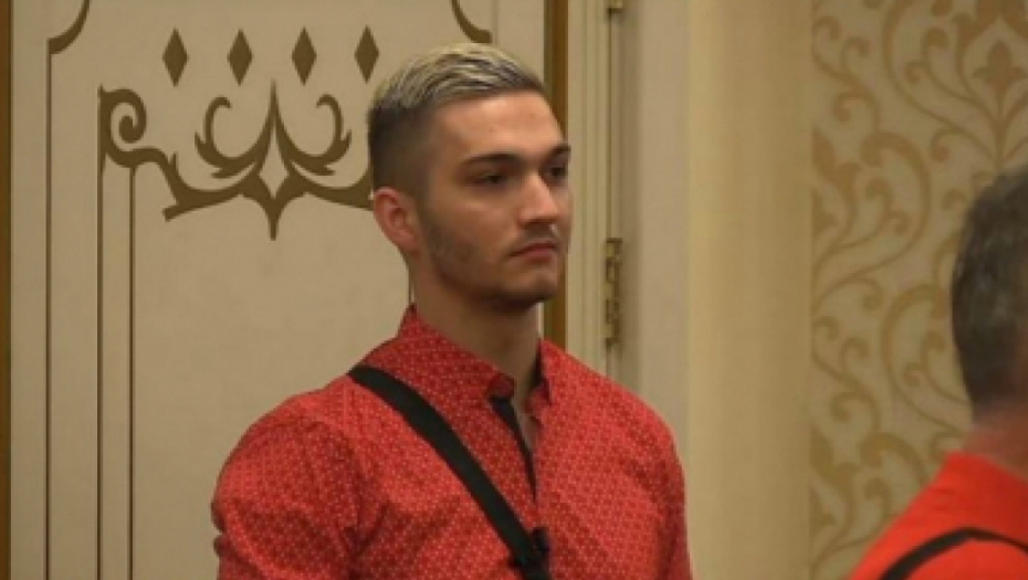 PIJAN IZAZVAO SAOBRAĆAJKU Bivši učesnik "Parova" uleteo automobilom u apoteku