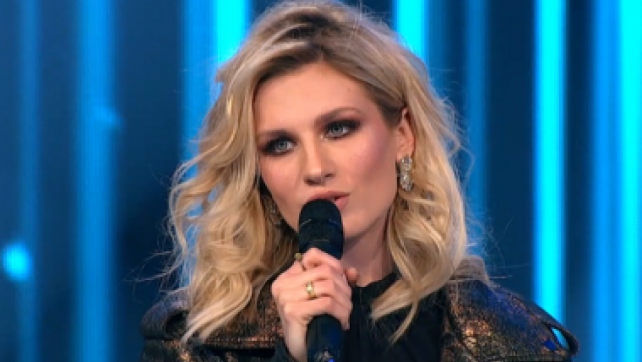 KAO DA SU SESTRE Ovako izgleda majka Nevene Božović, ima specifičan imidž (FOTO)