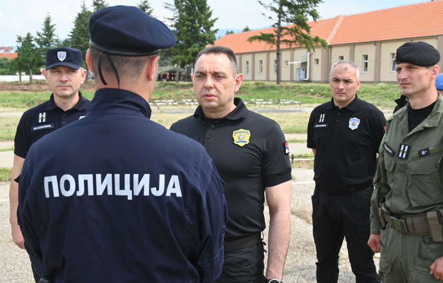 SAVETNIK MINISTRA POLICIJE OTKRIO Uslediće hapšenja još 10 NAPREDNJAKA