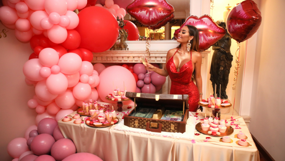 SVI DETALJI GLAMUROZNE PROSLAVE! Mnoštvo balona, ogromna torta i luksuz: Ana Korać priredila nesvakidašnju zabavu za svoje prijatelje, starleta nije štedela novac (FOTO)