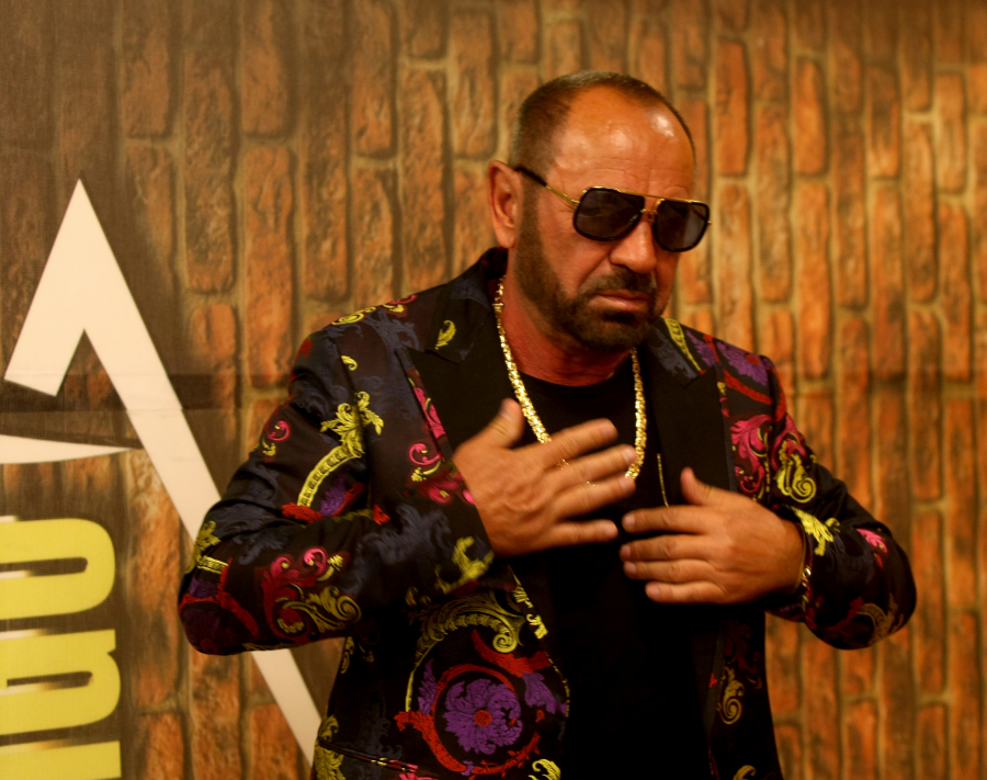 POVUKAO ME JE ZA RUKU I PAO SAM NA KOLENA Mile Kitić o incidentu koji se dogodio na njegovom nastupu