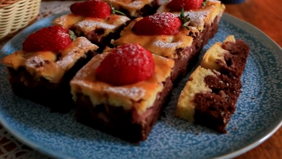 Brzo i lako se pravi: Kakao kolač sa jagodama