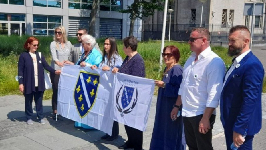 INCIDENT U HAGU Muslimani se okupili ispred zgrade suda uoči izricanja presude Ratku Mladiću!