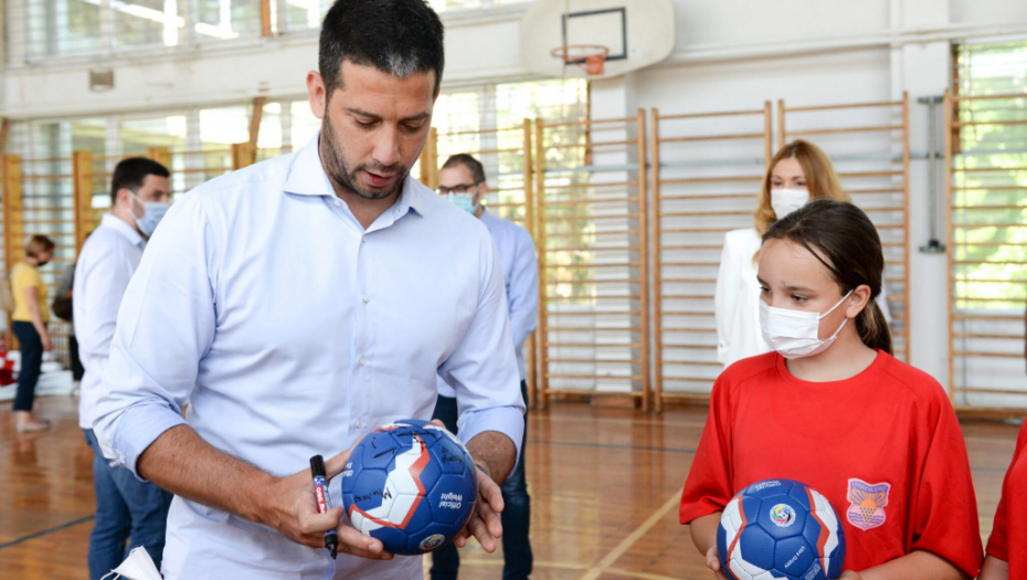 Vanja Udovičić u Umčarima se družio sa šampionkama u rukometu: Uvek možete računati na našu pomoć i podršku (FOTO/VIDEO)
