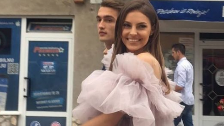 ZAPROŠENA DŽEJLA RAMOVIĆ Mladić je verio na nastupu, ona uzela prsten i odgovorila! (VIDEO)