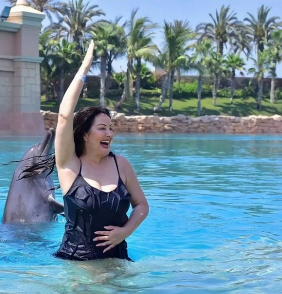 LETNJA SEZONA MOŽE DA POČNE Dragana Mirković se skinula i pokazala zavidnu liniju, njen kupaći kostim glavna tema svih (FOTO)