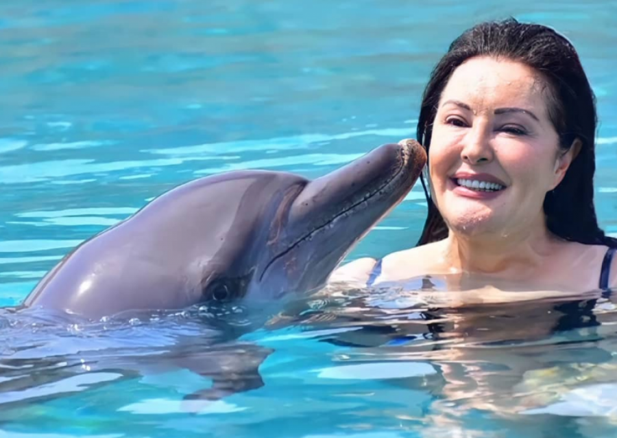 LETNJA SEZONA MOŽE DA POČNE Dragana Mirković se skinula i pokazala zavidnu liniju, njen kupaći kostim glavna tema svih (FOTO)