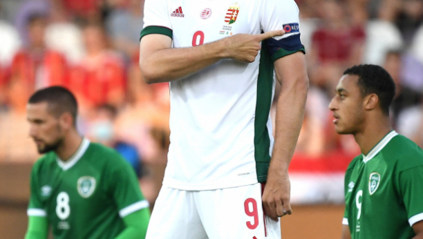 NAVIJAČI U GLAVNOJ ULOZI Dosta im je klečanja, potez ispunjenog stadiona u Budimpešti obišao svet (VIDEO)