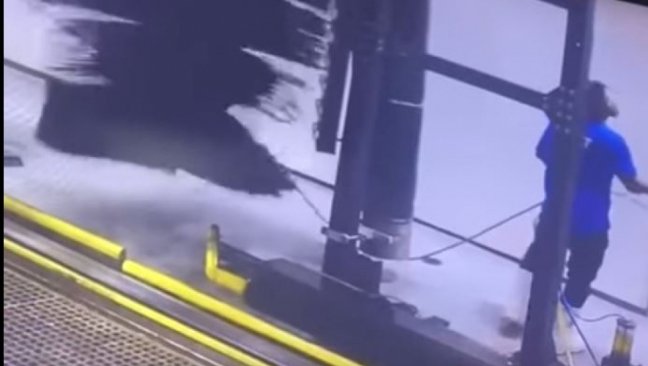 VELIKI BLAM UHVATILA JE SIGURNOSNA KAMERA Mislio je da radi kako treba, a onda je sve krenulo po zlu: Najsmešniji video koji ćete danas videti (VIDEO)