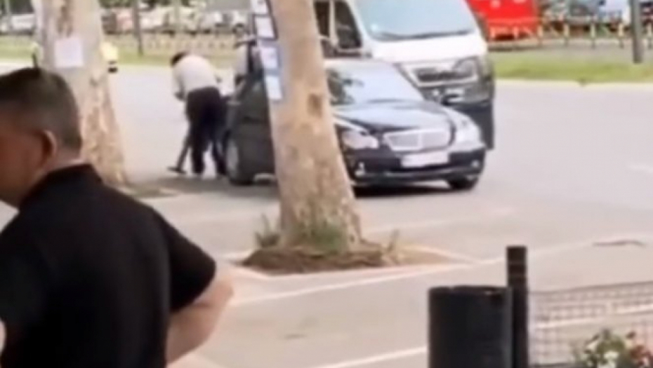 DA LI JE OVO MOGUĆE? Deda izašao iz "mečke" i pred očima zapanjenih Nišlija uradio nešto sramno (VIDEO)