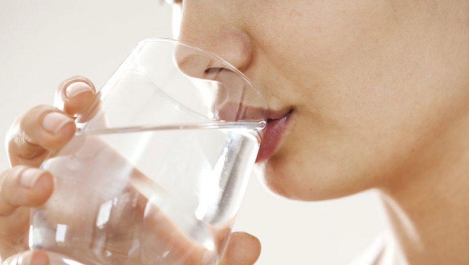 ELIKSIR ZDRAVLJA! Ako čašu slane vode popijete svakog dana, videćete šta će vam se dogoditi u organizmu!