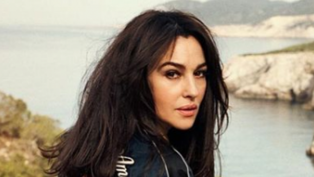 ZA NJOM UZDIŠU MUŠKARCI Sad je Monika Beluči objavila fotografiju koja je obišla celi svet, glumica se skinula, pa na gole grudi privila nju (FOTO)