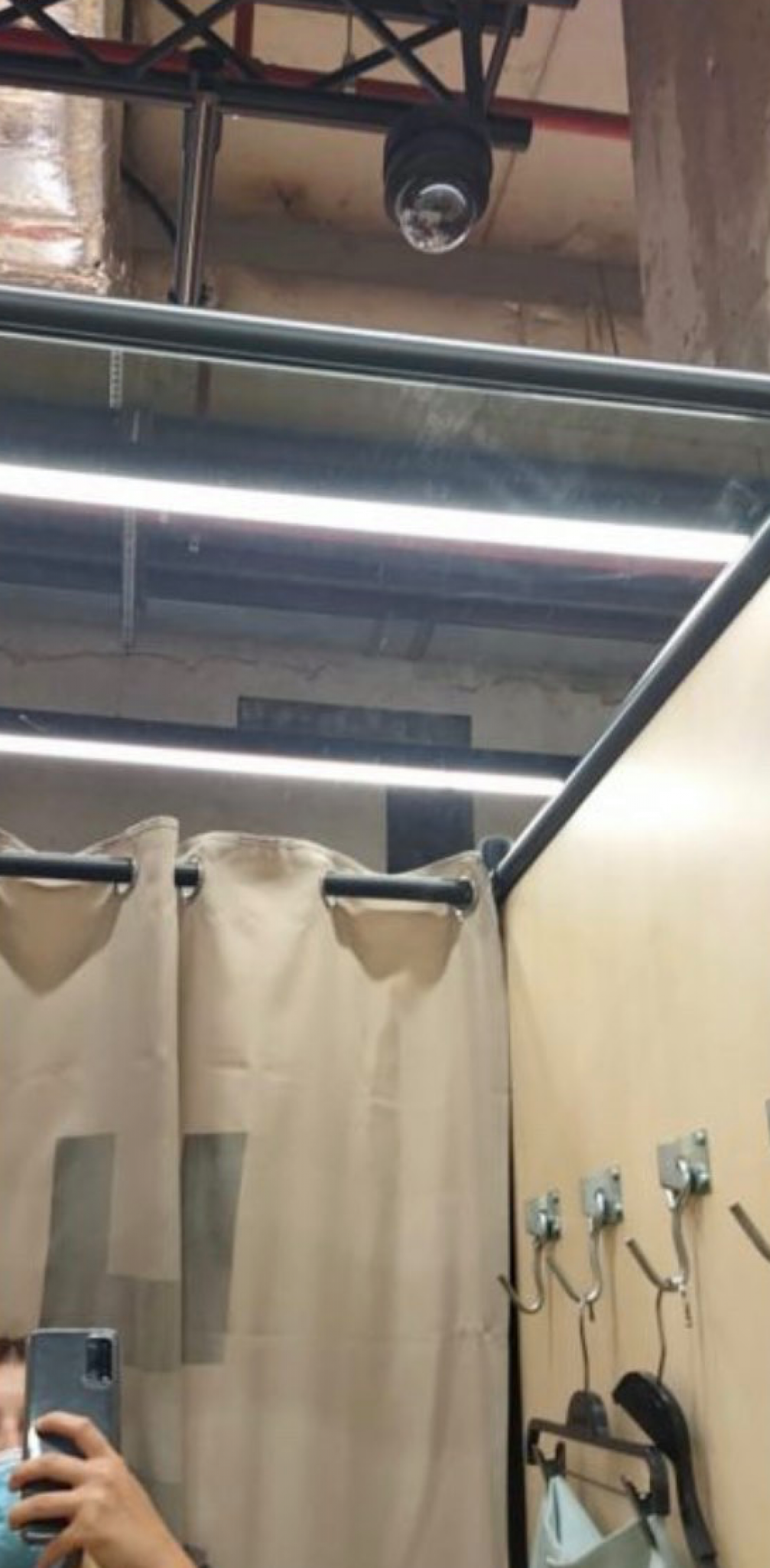 NEMA KRAJA skandalima u Berškoj! Posle afere sa kamerama, pojavio se problem i sa KUPLJENOM GARDEROBOM (FOTO)