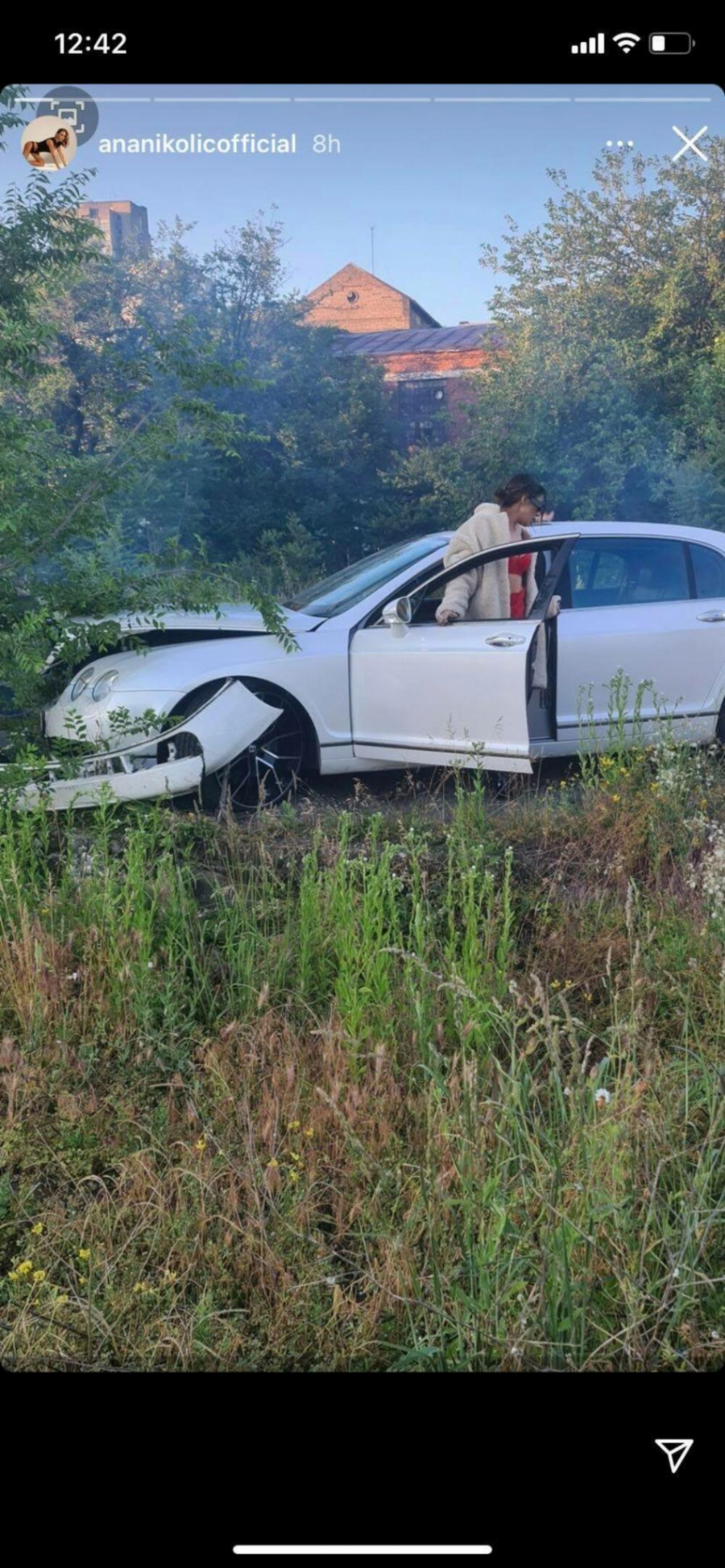 ŠOK! Ana Nikolić izlazi iz potpuno slupanog automobila, pevačica fotkom zaprepastila fanove