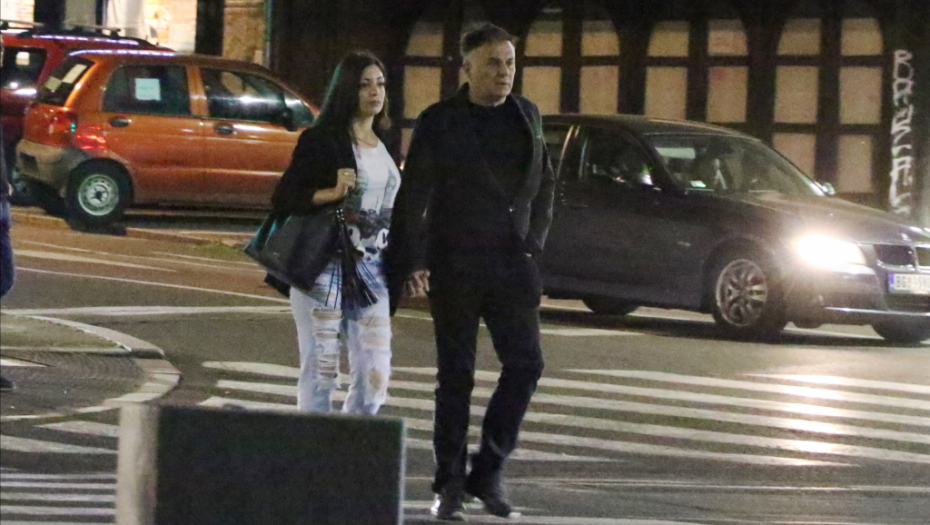 EKSKLUZIVNI PAPARAZZO! Branislav Lečić uhvaćen sa novom devojkom, glumac ju je prvo nahranio pa odveo u krevet (FOTO)