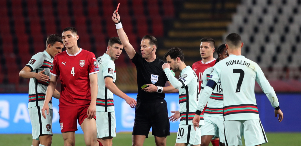 PODIGLO SE MNOGO PRAŠINE UEFA odredila kontroverznog Holanđanina za sudiju jednog od derbija prvog kola EP