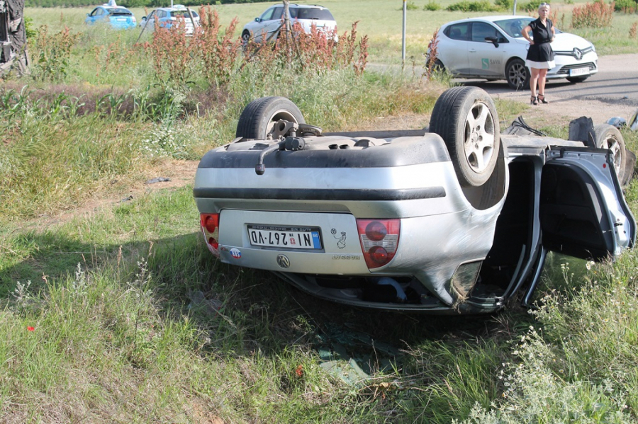 STRAVIČAN UDES KOD NIŠA! Potoro povređenih, među njima i dete! Pasat odleteo u jarak! (FOTO)