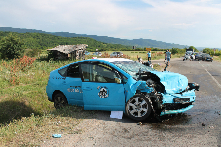 STRAVIČAN UDES KOD NIŠA! Potoro povređenih, među njima i dete! Pasat odleteo u jarak! (FOTO)