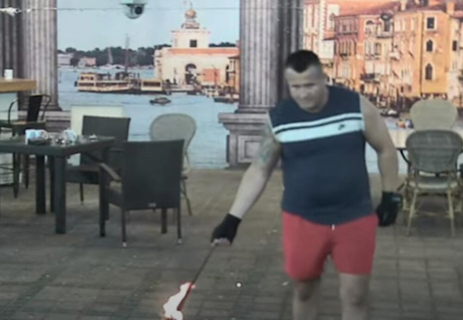 GORI U VILI PAROVA!  Učesnici ne mogu da dišu zbog dima koji se širi dvorištem, zapalili majice, ali i dalje ne mogu da se izbore sa ovim (FOTO)