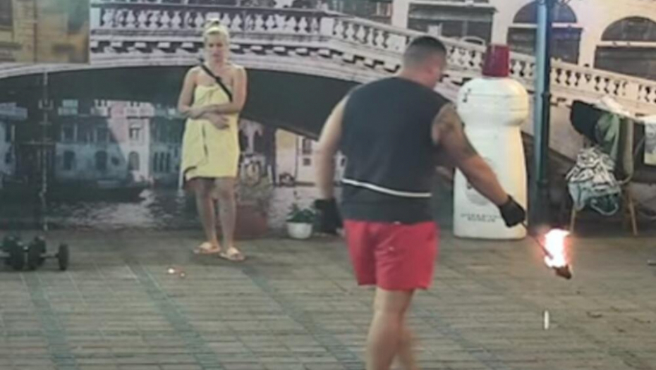 GORI U VILI PAROVA!  Učesnici ne mogu da dišu zbog dima koji se širi dvorištem, zapalili majice, ali i dalje ne mogu da se izbore sa ovim (FOTO)