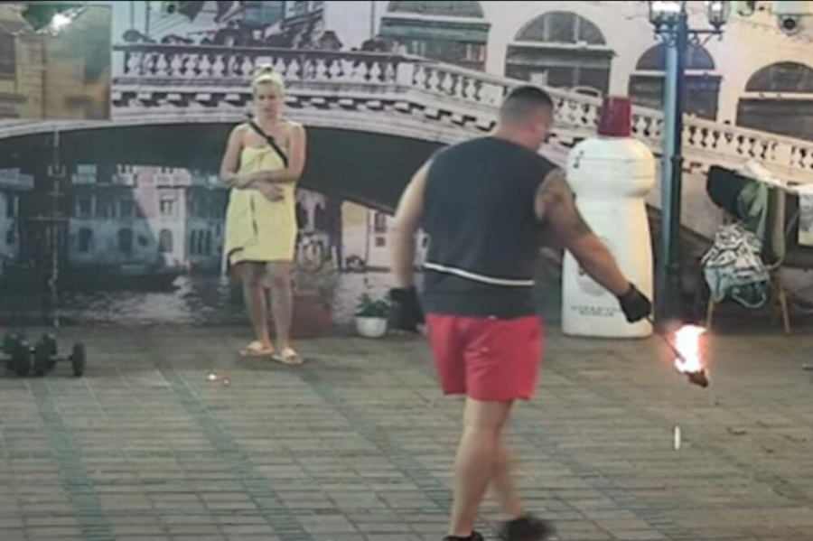 GORI U VILI PAROVA!  Učesnici ne mogu da dišu zbog dima koji se širi dvorištem, zapalili majice, ali i dalje ne mogu da se izbore sa ovim (FOTO)