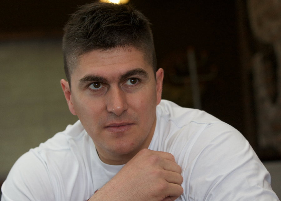 AMIDŽIĆ OSUDIO GRAND ZBOG PROMOVISANJA SADIKA HASANOVIĆA, PA POTKAČIO NINU BADRIĆ: Voditelj kom su ubili oca u Hrvatskoj apelovao na naš narod!