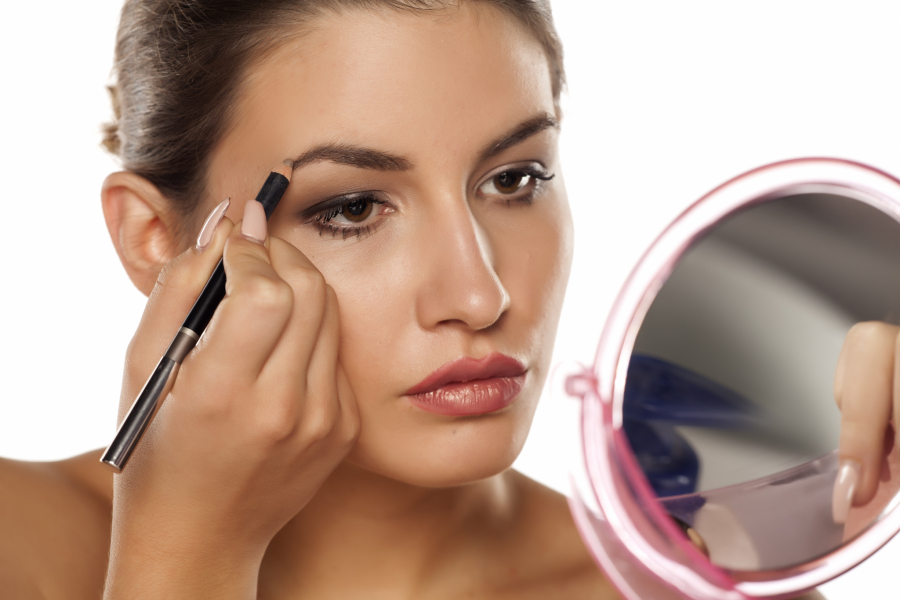 MEJKAP ZA POČETNIKE Ovih 10 proizvoda morate imati u svom neseseru sa šminkom!