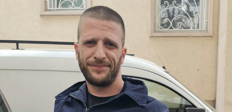 HEROJSKI PODVIG STEFANA TRIFUNOVIĆA Uzeo aparat za gašenje požara i krenuo da gasi vatru u autobusu! Putnici u neverici gledali