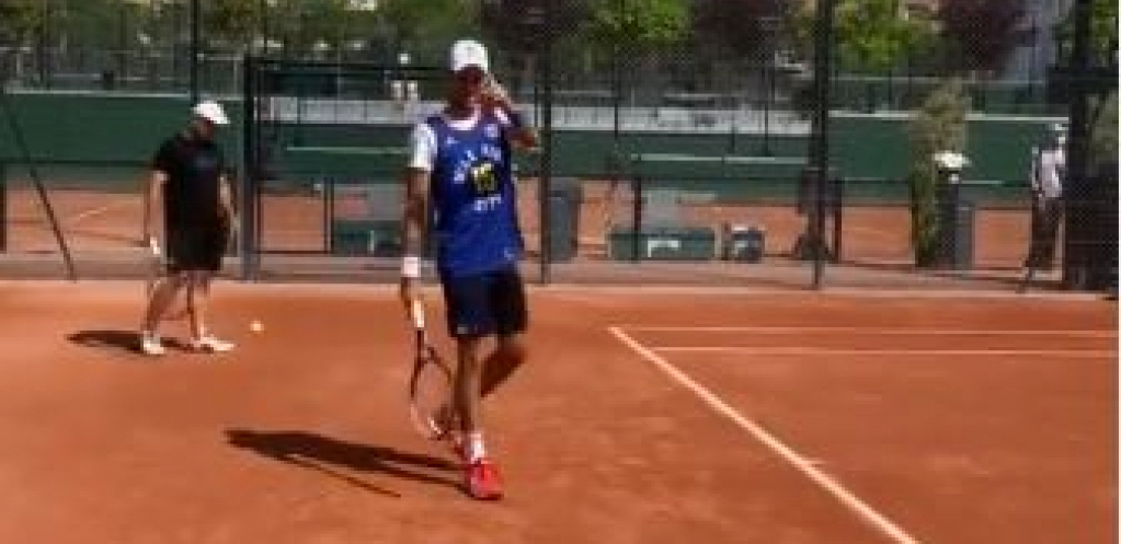 NOLE SE JAVIO IZ PARIZA Nećete verovati u čijem se dresu Novak pojavio, a onda se naklonio velikom čoveku, ceo svet bruji o ovome (VIDEO)