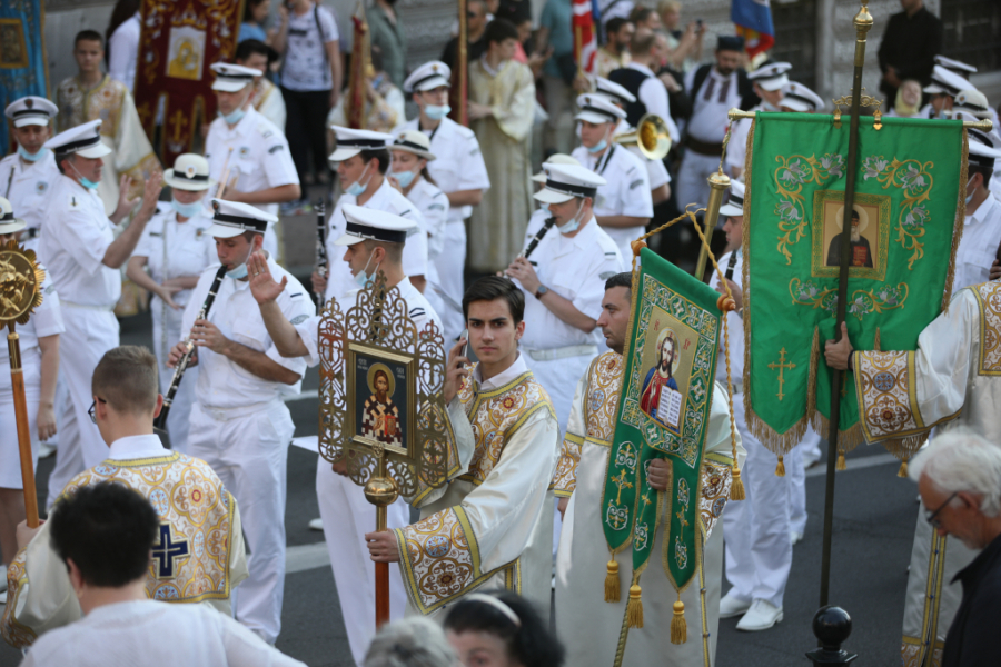 UŽIVO - SPASOVDANSKA LITIJA U BEOGRADU Patrijarh Porfirije predvodi kolonu, reka ljudi na prestoničkim ulicama