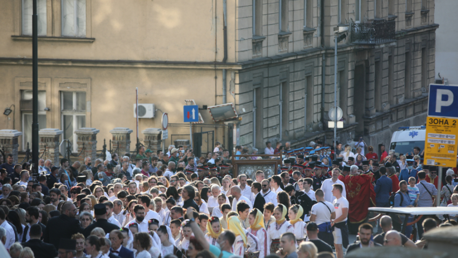 UŽIVO - SPASOVDANSKA LITIJA U BEOGRADU Patrijarh Porfirije predvodi kolonu, reka ljudi na prestoničkim ulicama