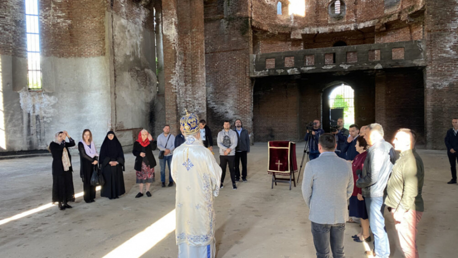 "ISUS MRZI SRBE" Sraman natpis osvanuo na Hramu Hrista Spasa u Prištini nakon prve liturgije od 1998.