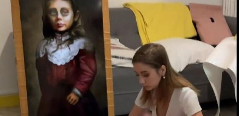 JEZIV POKLON, PREMRLA JE OD STRAHA Slika pomalo zastrašujuća izbezumila je devojku kada je počela da se pomera i da pretim krvavim ubistvom!