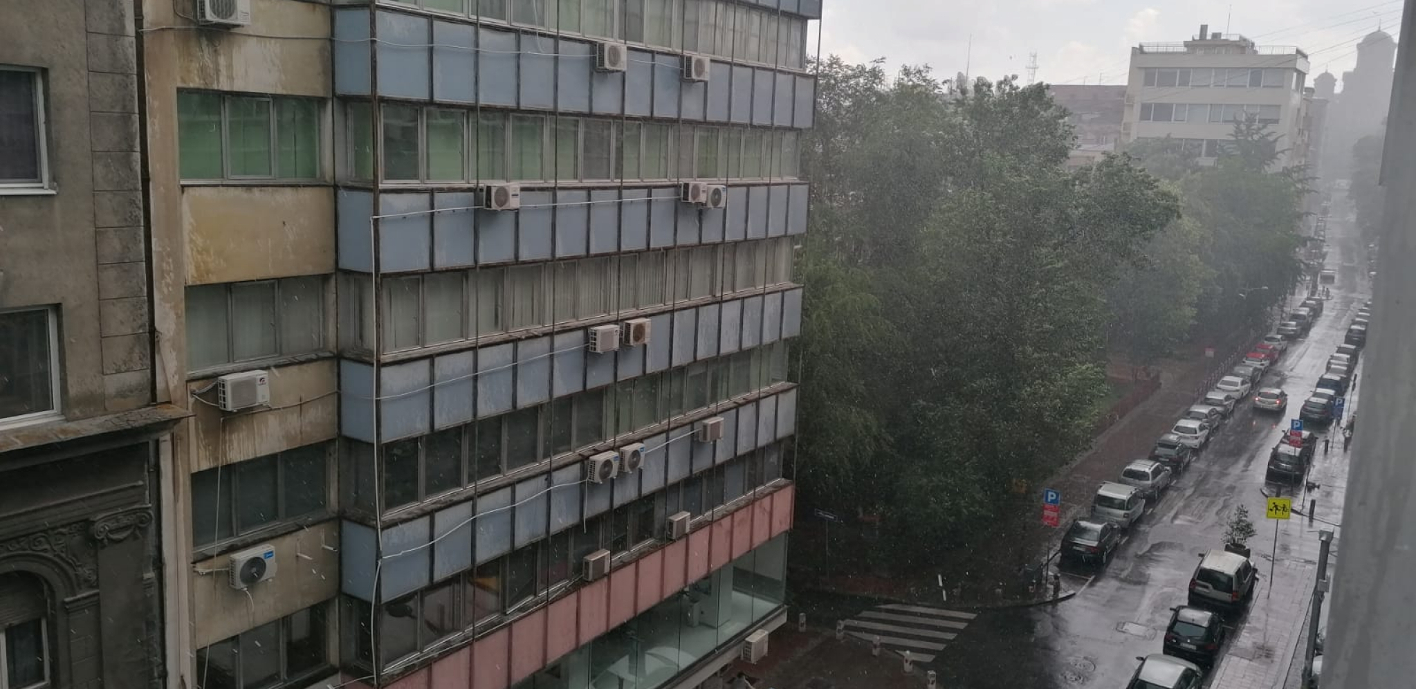 POTOP U BEOGRADU Jaka kiša i grad pogodili srpsku prestonicu (FOTO/VIDEO)
