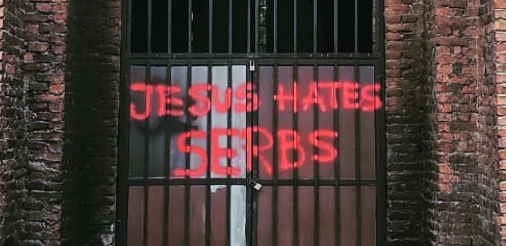 U Prištini osvanuo sraman grafit mržnje sa natpisom: "ISUS MRZI SRBE!" (FOTO)