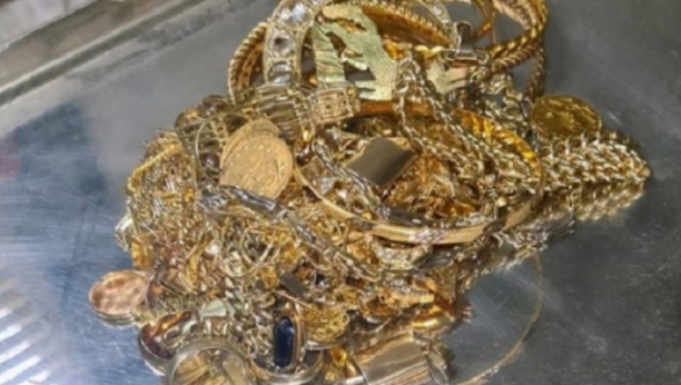 USPEŠNA ZAJEDNIČKA AKCIJA CARINE I POLICIJE Sprečen pokušaj krijumčarenja više od kilogram zlatnog nakita