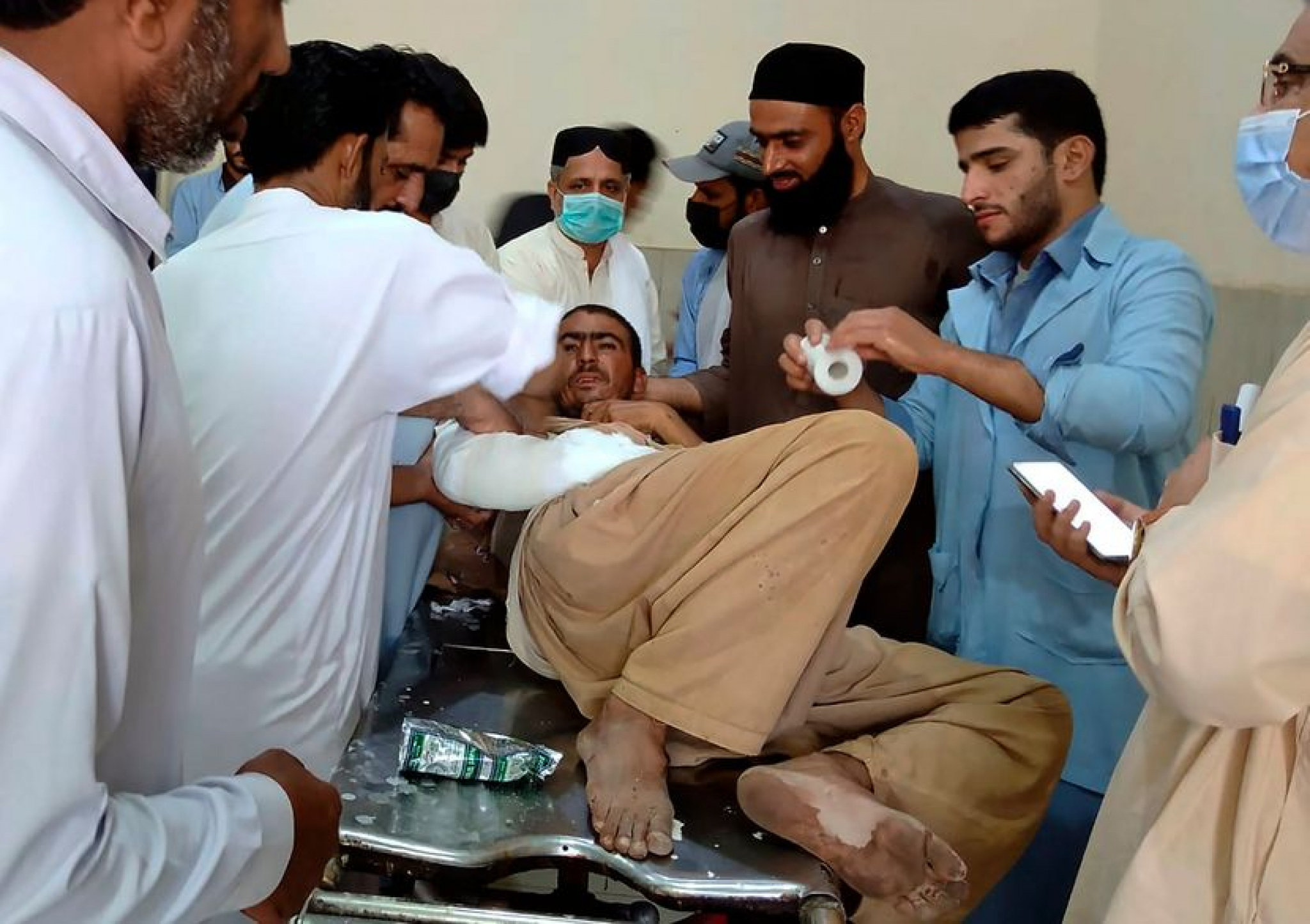 Stravična nesreća u Pakistanu: Prevrnuo se autobus, poginule najmanje 23 osobe (FOTO/VIDEO)